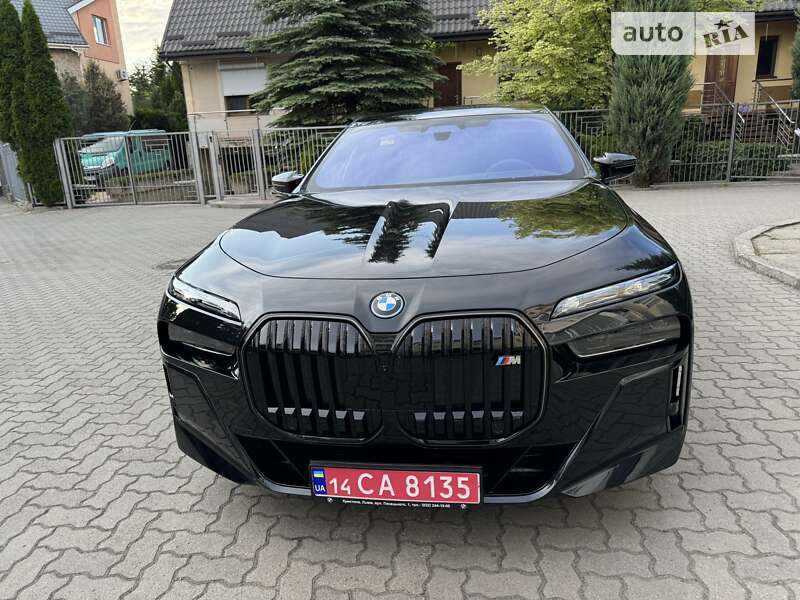 Седан BMW i7 2023 в Львові