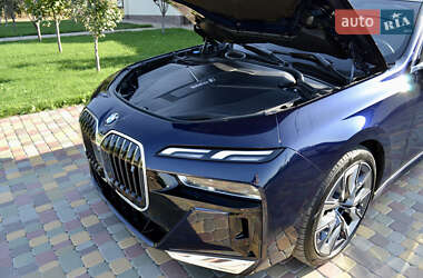 Седан BMW i7 2024 в 