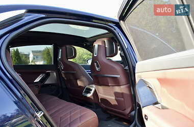 Седан BMW i7 2024 в 