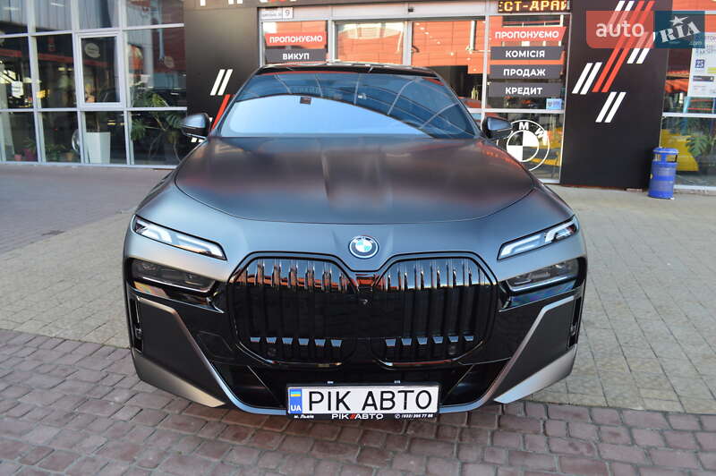 Седан BMW i7 2022 в Львове