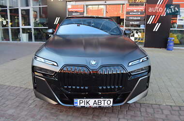 Седан BMW i7 2022 в 
