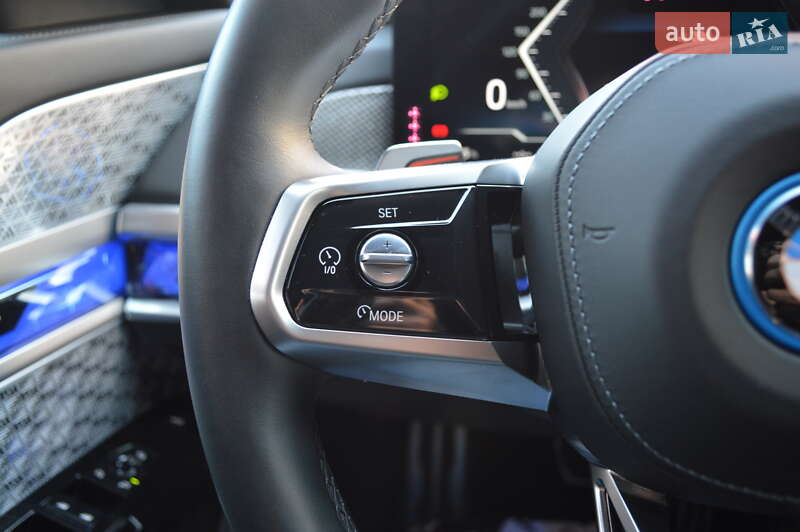 Седан BMW i7 2022 в Львове