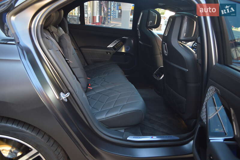 Седан BMW i7 2022 в Львове