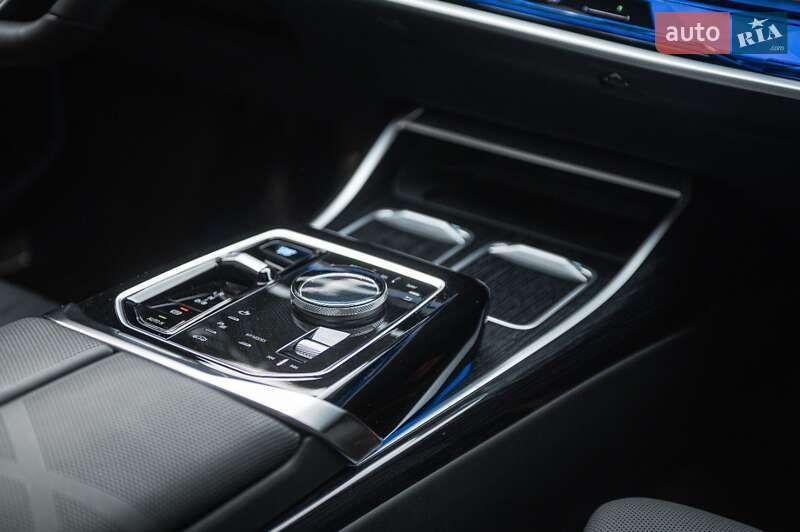 Седан BMW i7 2023 в Одессе