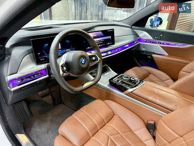 Седан BMW i7 2022 в Киеве