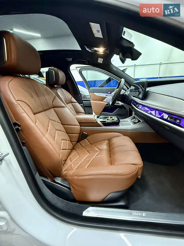 Седан BMW i7 2022 в Киеве