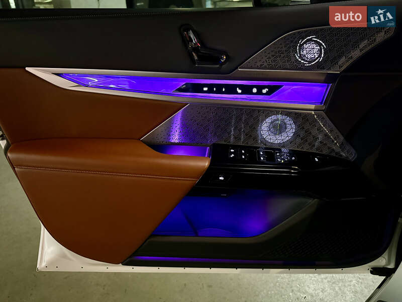 Седан BMW i7 2022 в Киеве