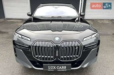 Седан BMW i7 2023 в Киеве