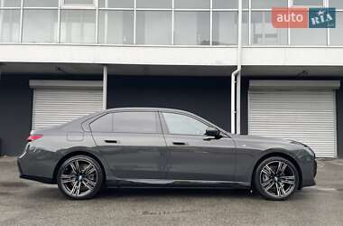 Седан BMW i7 2023 в Киеве