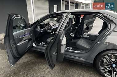 Седан BMW i7 2023 в Киеве