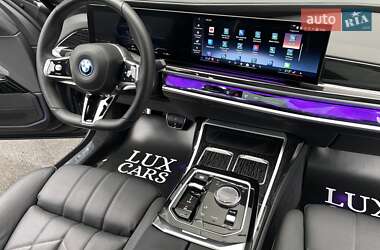 Седан BMW i7 2023 в Киеве