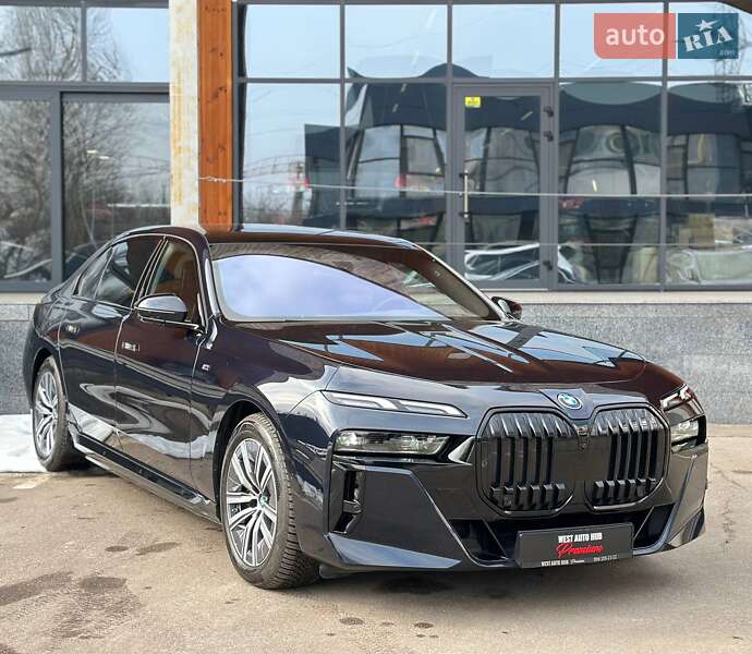 Седан BMW i7 2023 в Киеве