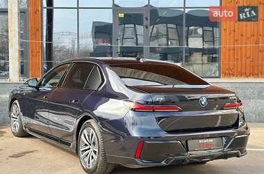 Седан BMW i7 2023 в Киеве