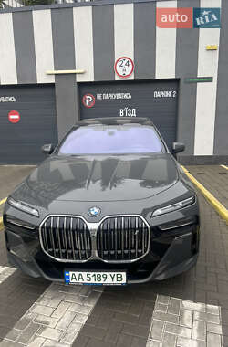 Седан BMW i7 2022 в Киеве