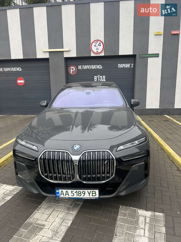 Седан BMW i7 2022 в 