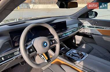 Седан BMW i7 2023 в Киеве