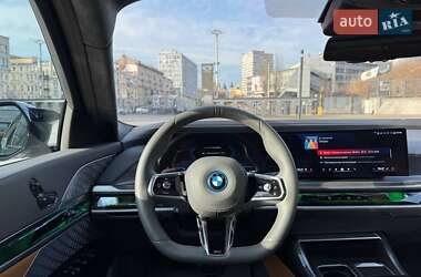 Седан BMW i7 2023 в Киеве