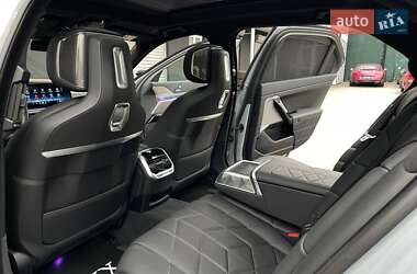 Седан BMW i7 2023 в 