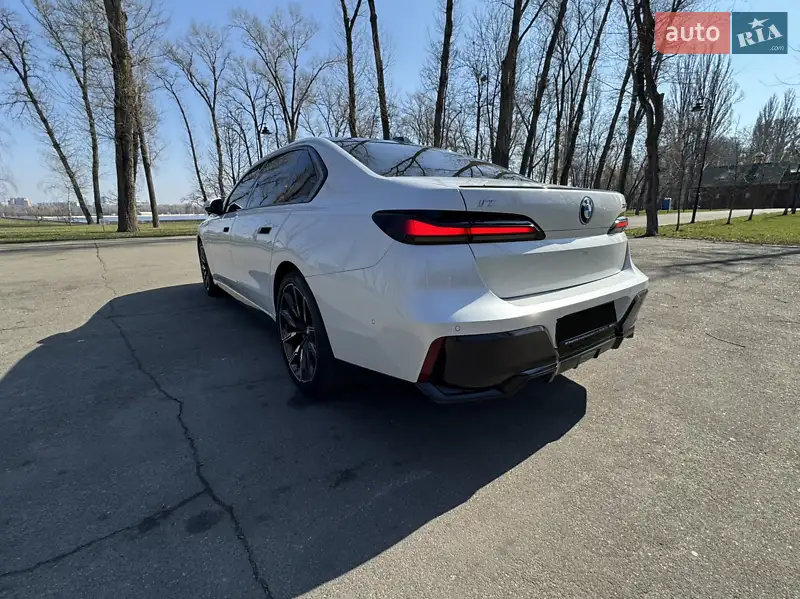 BMW i7