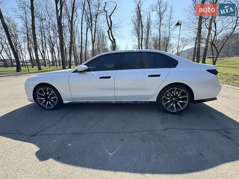 Седан BMW i7 2023 в Киеве
