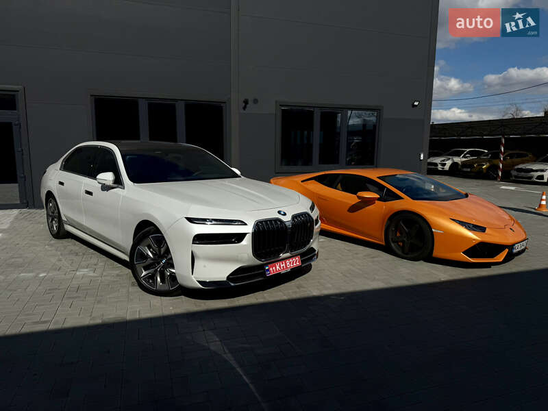 Седан BMW i7 2022 в Киеве