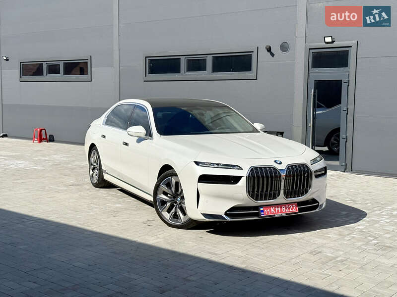 Седан BMW i7 2022 в Киеве