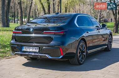 Седан BMW i7 2022 в 