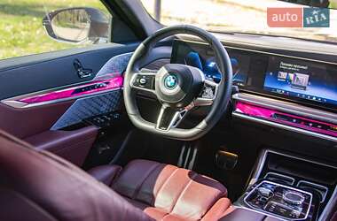Седан BMW i7 2022 в 