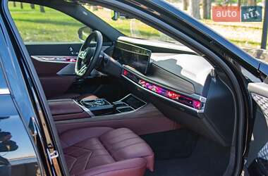 Седан BMW i7 2022 в 