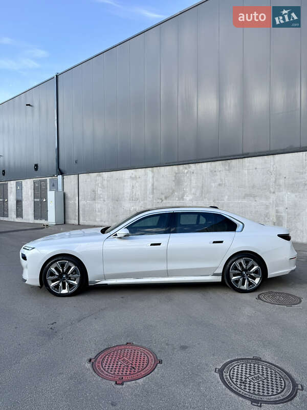 Седан BMW i7 2022 в Киеве