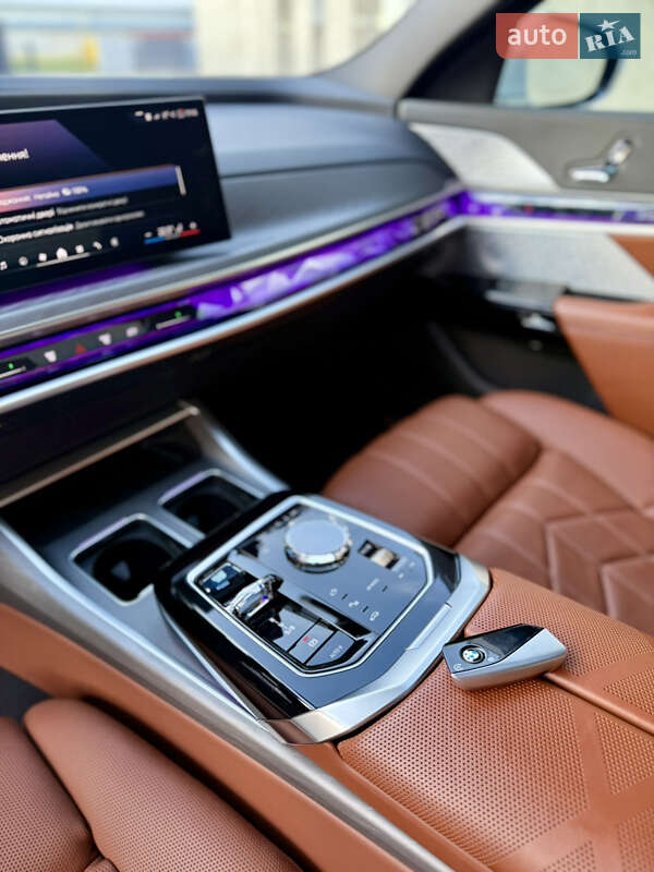 Седан BMW i7 2022 в Киеве