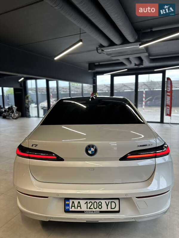 Седан BMW i7 2022 в Киеве