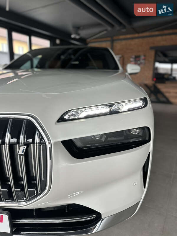 Седан BMW i7 2022 в Киеве
