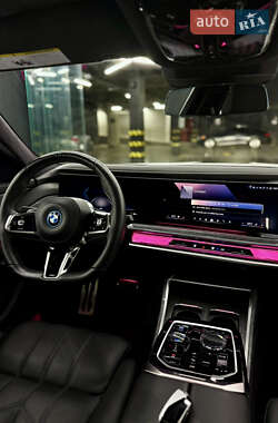 Седан BMW i7 2023 в 