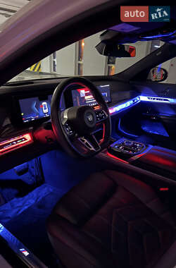 Седан BMW i7 2023 в 
