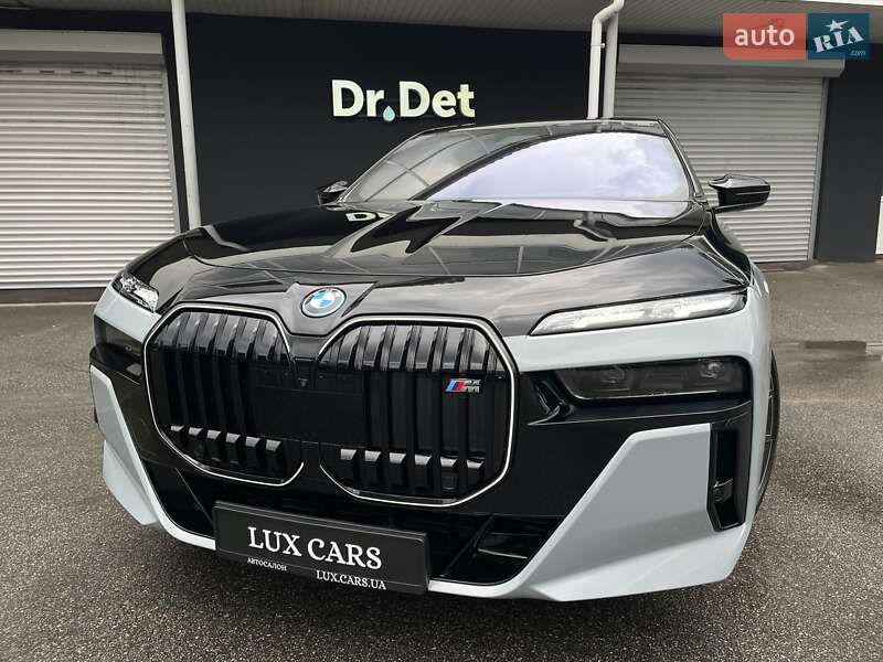 Седан BMW i7 2023 в Киеве