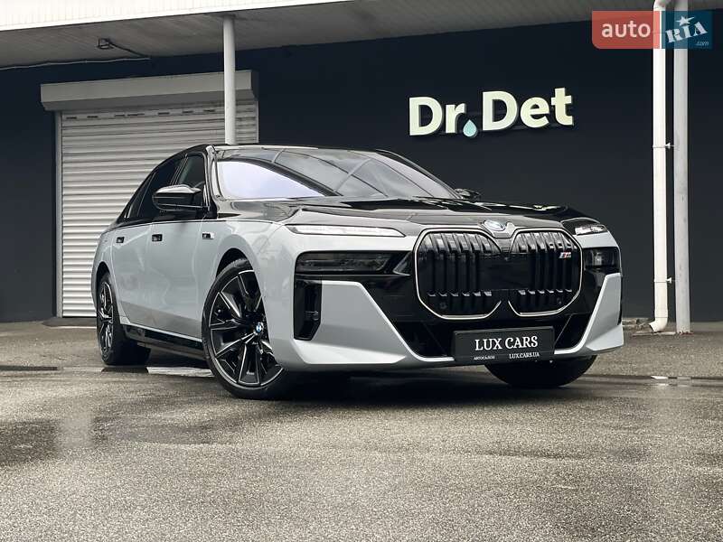 Седан BMW i7 2023 в Киеве