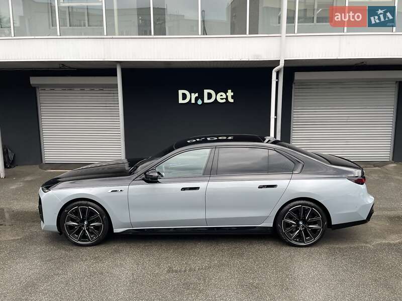 Седан BMW i7 2023 в Киеве