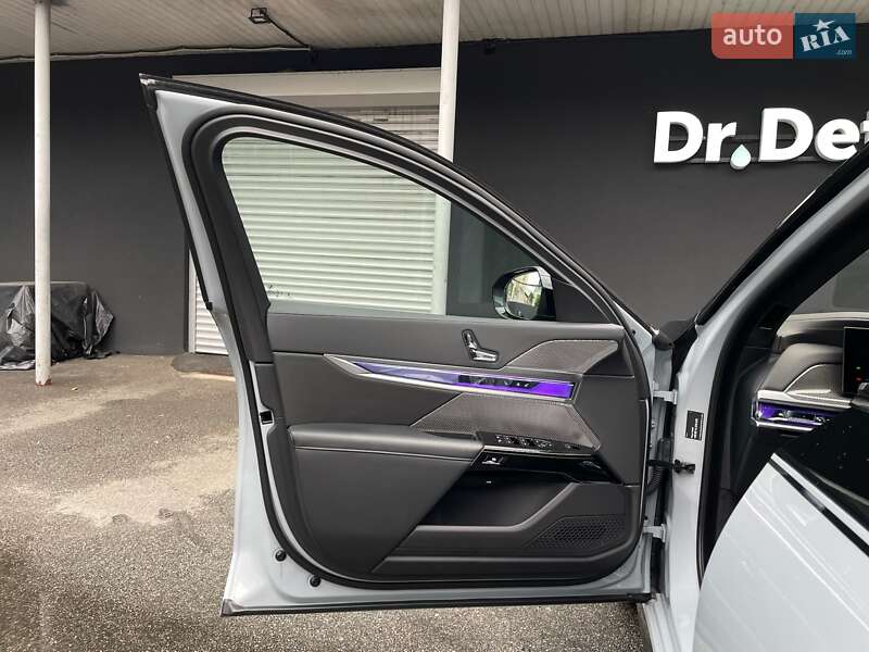Седан BMW i7 2023 в Киеве