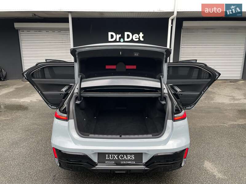 Седан BMW i7 2023 в Киеве