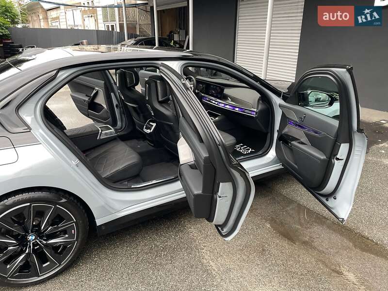 Седан BMW i7 2023 в Киеве