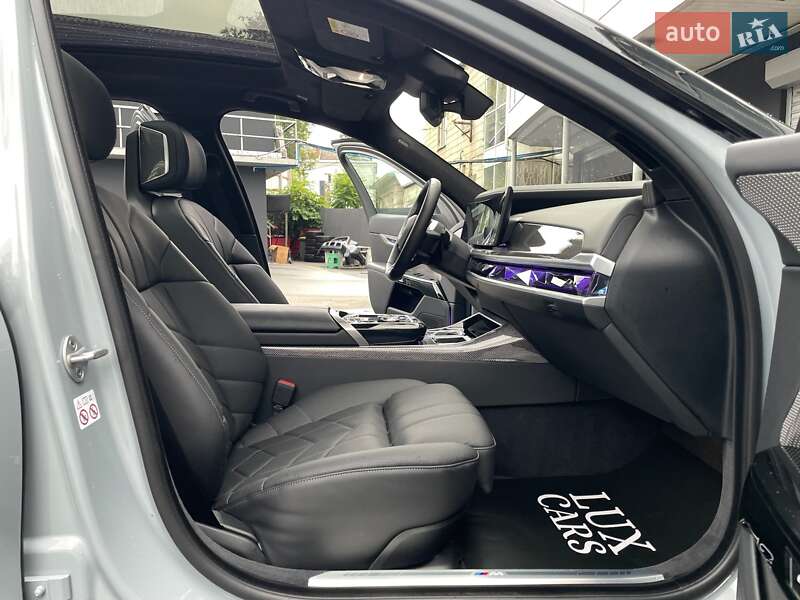 Седан BMW i7 2023 в Киеве