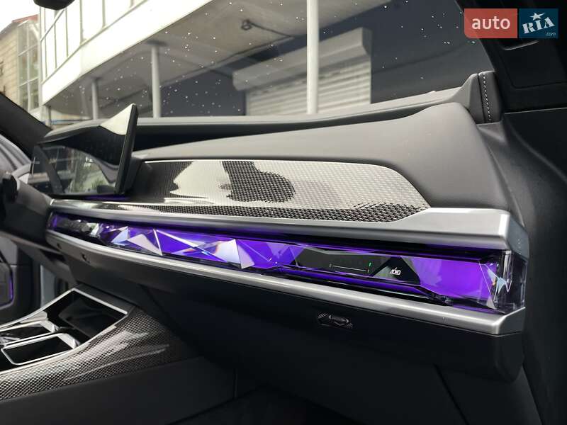 Седан BMW i7 2023 в Киеве
