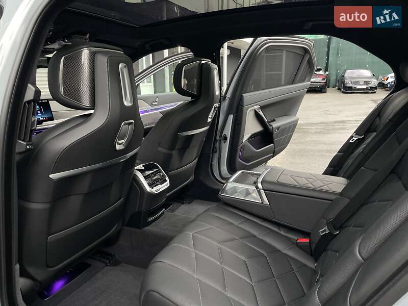 Седан BMW i7 2023 в Киеве