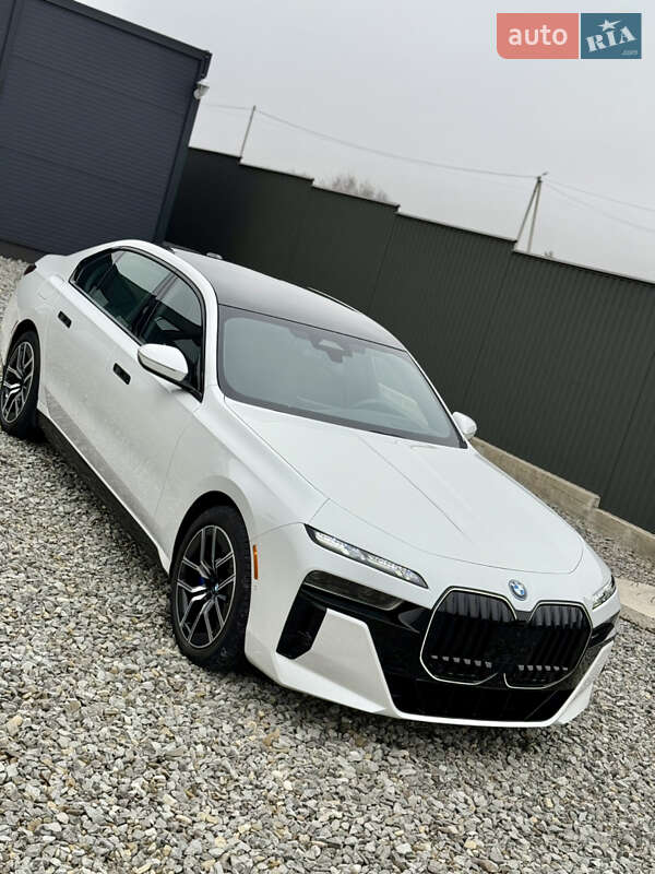 Седан BMW i7 2024 в Киеве