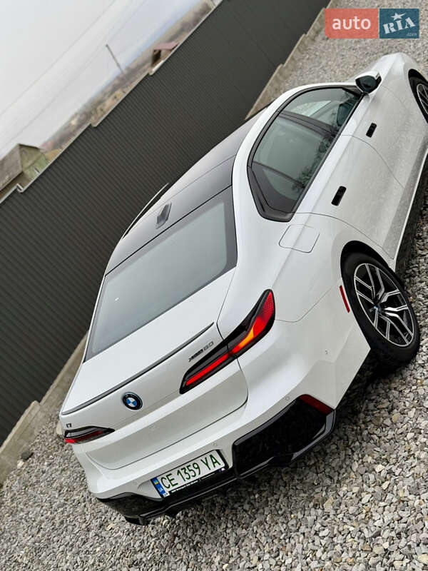 Седан BMW i7 2024 в Киеве