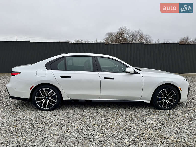 Седан BMW i7 2024 в Киеве