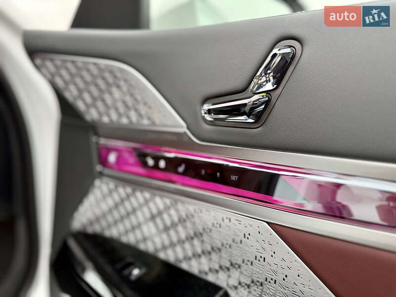 Седан BMW i7 2024 в Киеве
