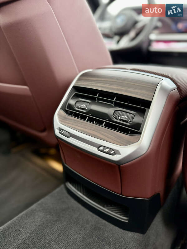 Седан BMW i7 2024 в Киеве