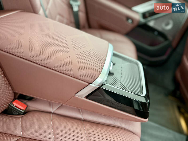 Седан BMW i7 2024 в Киеве